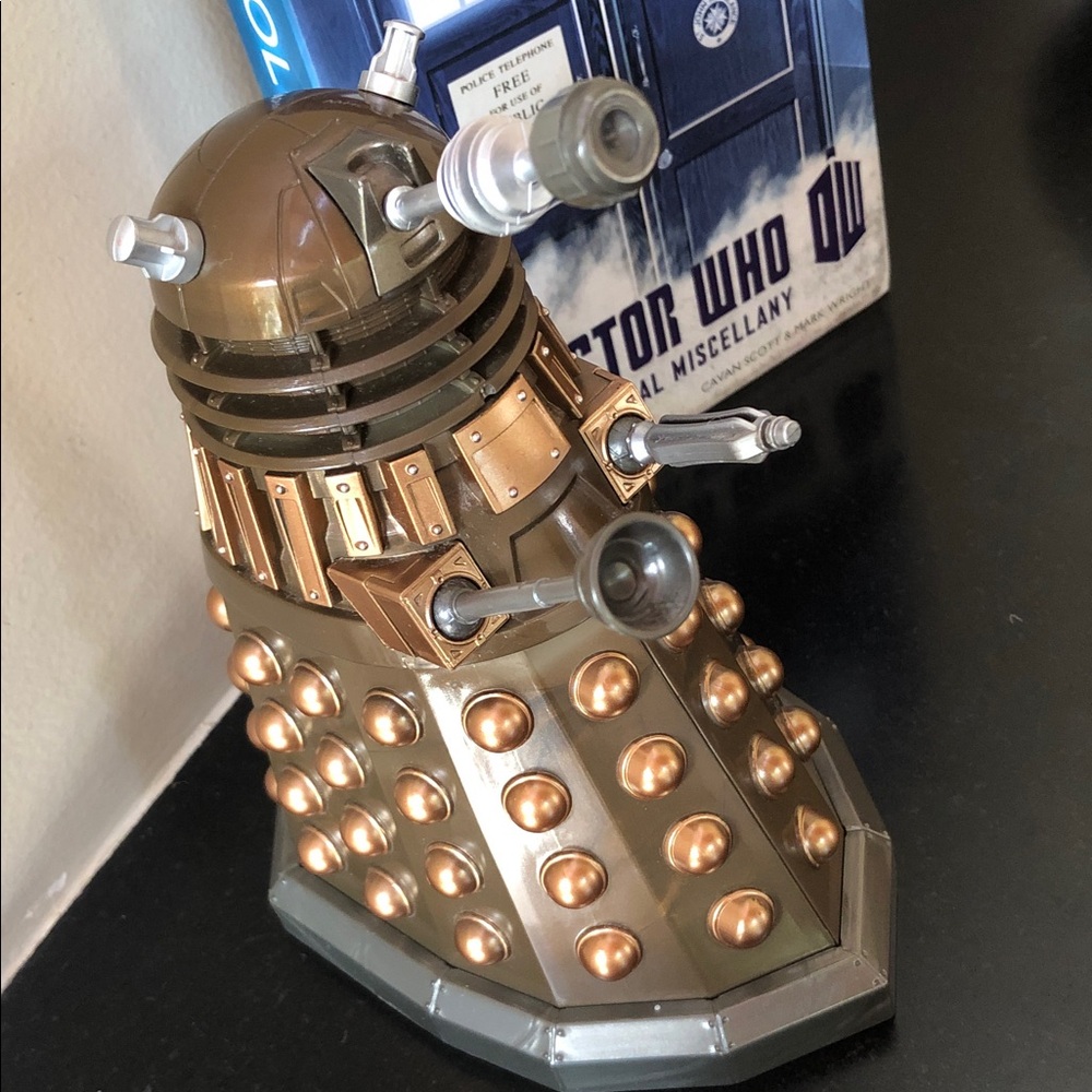 DOCTOR WHO Collector's Edition Dalek Yahtzee Game & Whoology: Dr. Who Miscellany - Picture 5 of 17